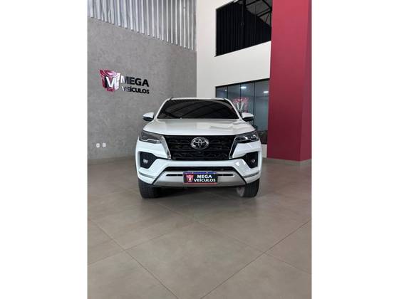 TOYOTA HILUX SW4 2.8 D-4D TURBO DIESEL SRX 4X4 AUTOMÁTICO